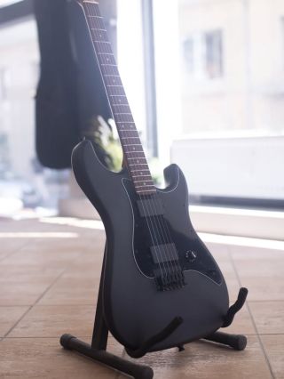Milovníci tvrdé muziky pozor! 😎 Nově u nás na prodejně najdete tuto krásku od @jet_guitars ! 🤩 Pokud jsi metal-head a...