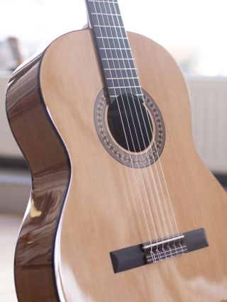 Sháníte klasickou kytaru do lidušky? Tak to se nezapomeňte zastavit vyzkoušet tuto krásku od @salvador_cortez_guitars !🎸...