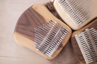 Ručně vyráběné kalimby od @stepan._.musil 🤩🇨🇿 Tyto vizuálně krásné, příjemně znějicí, relaxační nástroje se u nás na...