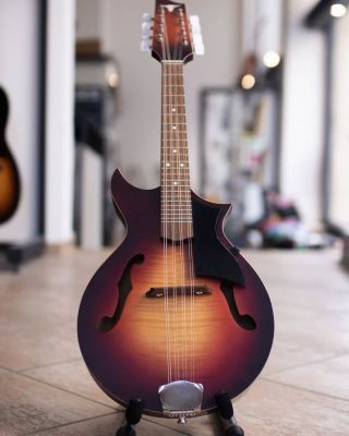 V Česku vyrobená mandolína? 🇨🇿 Přesně takovou parádu najdete momentálně na naší prodejně! 🤩🐮 Pospíchejte si tuto krásku, a...