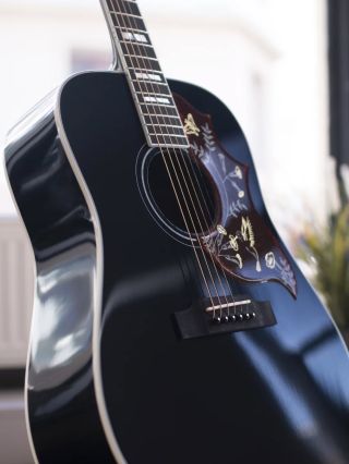 Chcete kytaru, která udělá parádu? 🎸 Tak to musíte vyzkoušet model DM-SG5-BK od @sigmaguitars ! 🤩 Jedná se o polomasivní...